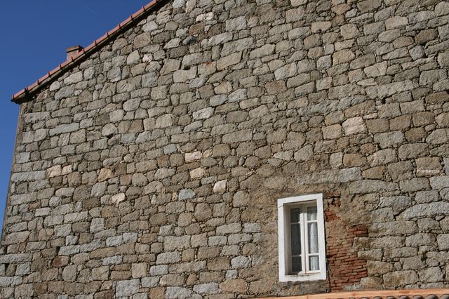 Sartène - mur en granit